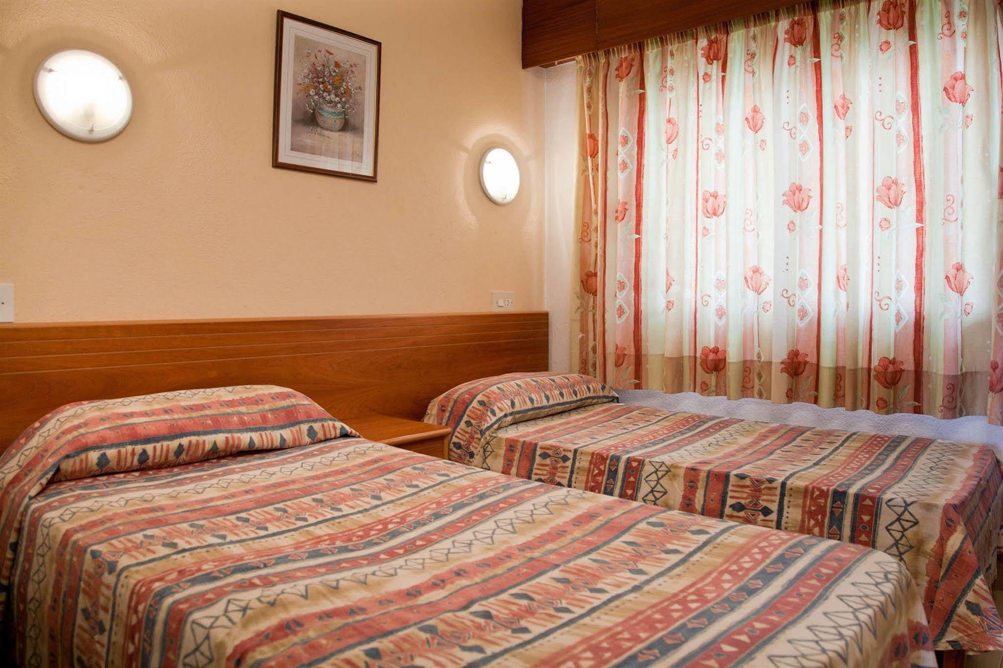 Apartamentos Mira Mola Figueretas Luaran gambar